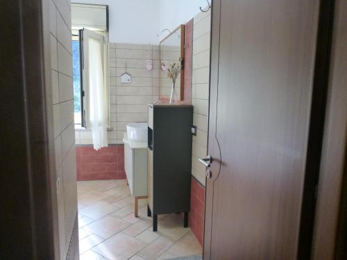 内比达Casa Margherita的一间带水槽和卫生间的小浴室
