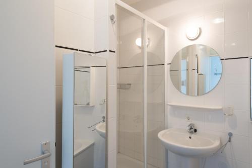 布雷斯肯斯Hello Zeeland - Appartement Port Scaldis 19-042的白色的浴室设有水槽和镜子
