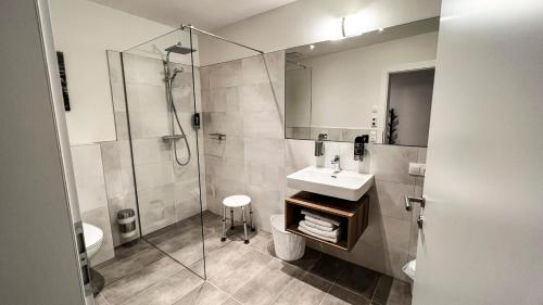 利恩茨吉玛市迪娜水手公寓的一间带水槽和淋浴的浴室