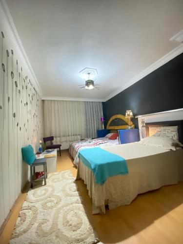伊斯坦布尔Private Room in Istanbul #61的一间卧室设有两张床和蓝色的墙壁