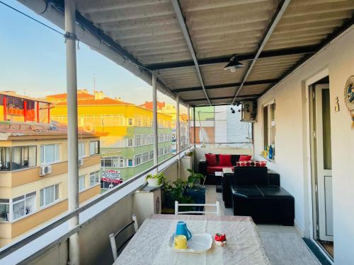 伊斯坦布尔Private Room in Istanbul #61的阳台配有桌子,享有建筑的景致。