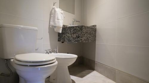 里奥塞瓦约斯Eos Sporthaus的白色的浴室设有卫生间和水槽。