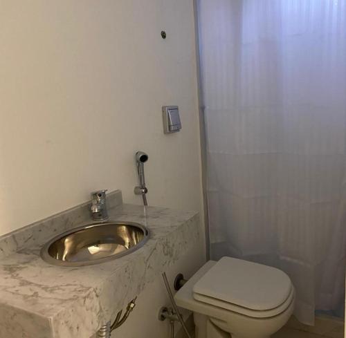 蒂格雷RIO TIGRE HOTEL的一间带水槽和卫生间的浴室