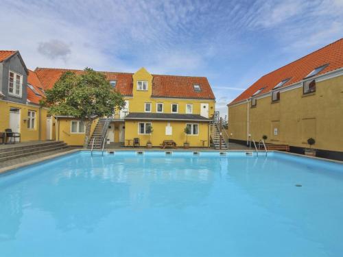 古兹耶姆Apartment Thyrne - 500m from the sea in Bornholm by Interhome的一座大型游泳池,位于部分建筑前