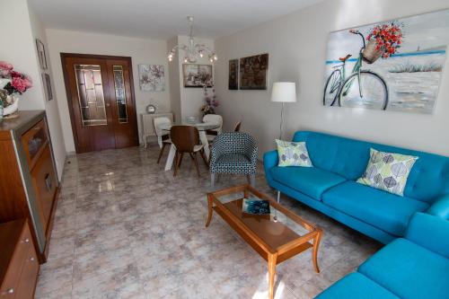 卡斯特利翁-德拉普拉纳La Mirada 2的客厅配有蓝色的沙发和桌子