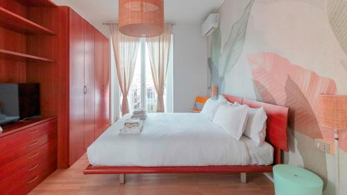 米兰Italianway - Brianza 14 A的一间卧室配有一张白色的床、红色家具和电视