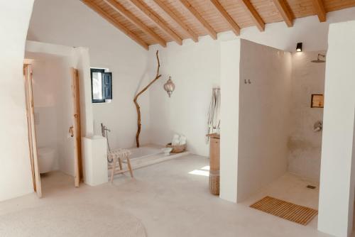 ComaresFinca Elements的拥有白色墙壁和木制天花板的浴室