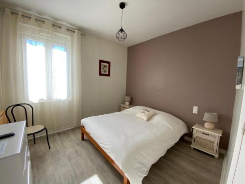 塞尼奥斯Hôtel La Cote d'Argent的卧室配有白色的床和窗户。