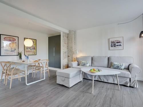 博托比Apartment Odeta - 100m from the sea in Lolland- Falster and Mon by Interhome的客厅配有沙发和桌子