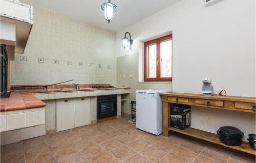 圣菲利普雅科夫Gorgeous Home In Sv,filip I Jakov With House Sea View的一个带水槽和洗碗机的大厨房