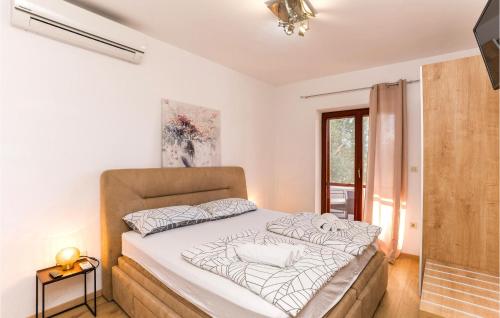 圣菲利普雅科夫Awesome Home In Sv,filip I Jakov With Sauna的一间卧室配有一张带白色床单的床和一扇窗户。