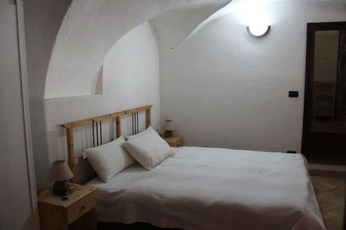普拉吉拉托Casa Griot的卧室配有白色床和拱形天花板