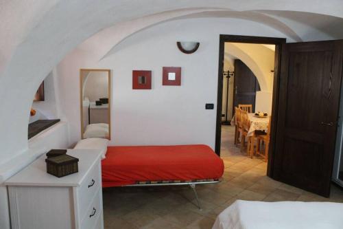 普拉吉拉托Casa Griot的一间卧室配有一张带红色毯子的床
