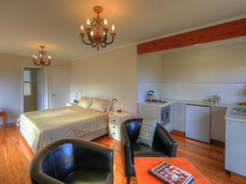彭特派因海鸥美景别墅的卧室配有一张床和一张桌子及椅子