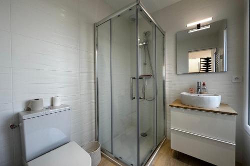 阿姆博斯Clos Allegria Amboise a unique experience !的带淋浴、卫生间和盥洗盆的浴室