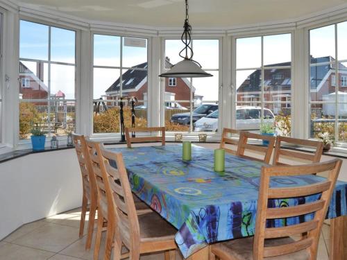 HavnebyHoliday Home Joonas - 100m from the sea in Western Jutland by Interhome的一间带桌椅和窗户的用餐室