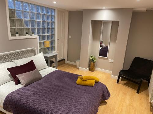 剑桥Hot numbers的卧室配有床、椅子和窗户。