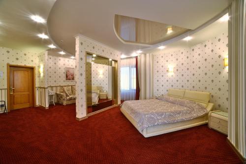 奔萨威亚酒店的一间卧室配有一张床和一面大镜子