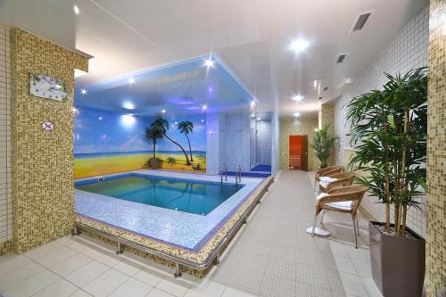 奔萨威亚酒店的一座带游泳池的大楼内的大型游泳池
