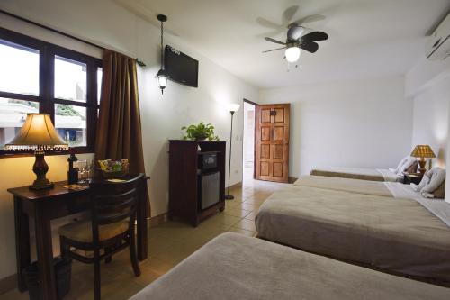 马那瓜莫松特酒店的一间卧室配有两张床和一张带台灯的桌子