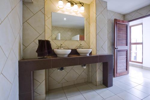 马那瓜莫松特酒店的浴室设有2个水槽和镜子