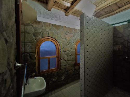 布马伦Riad Bleu Afriqua的一间带水槽和窗户的浴室