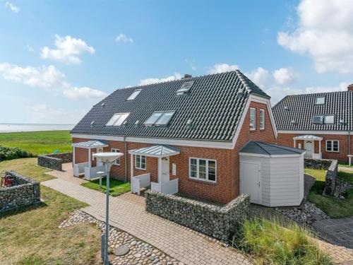 HavnebyHoliday Home Langsom - 100m from the sea in Western Jutland by Interhome的灰色屋顶的红砖房子