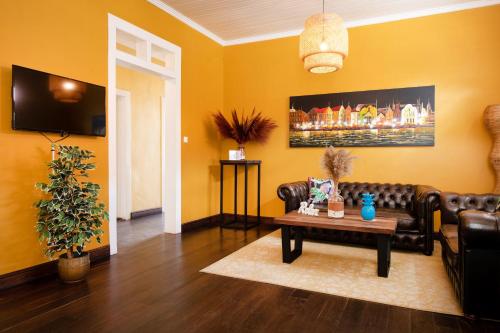 威廉斯塔德Villa Amalie & Villa Curiel的带沙发和咖啡桌的客厅