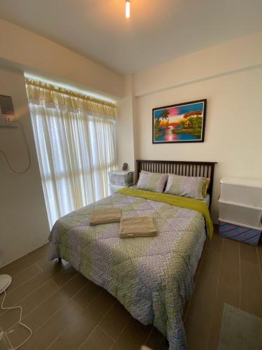 长滩岛New Paradise Ocean View Apartment (DOT accredited)的一间卧室设有一张大床和一个窗户。