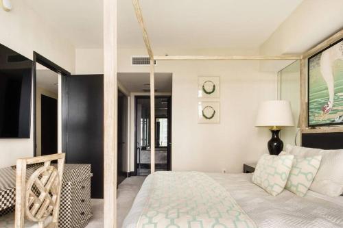 迈阿密2 Bedroom with stunning views at the W residences的一间卧室配有一张床和一个沙发