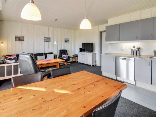 HavnebyApartment Alfkil - 2-3km from the sea in Western Jutland by Interhome的一间带木桌的客厅和一间厨房