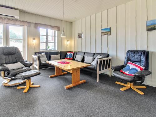 HavnebyApartment Alfkil - 2-3km from the sea in Western Jutland by Interhome的带沙发和桌椅的房间