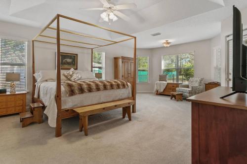 MiddleburgSunset Pass的一间带天蓬床的卧室和一间客厅