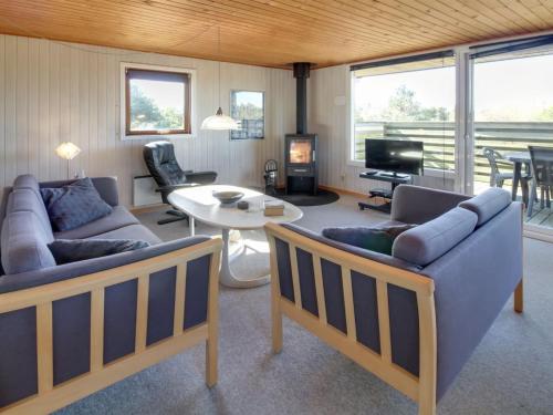 博利尔马克Holiday Home Sara - 2-5km from the sea in Western Jutland by Interhome的客厅配有两张沙发和一张桌子