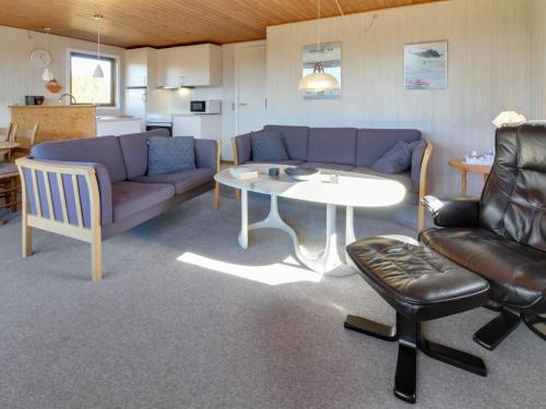 博利尔马克Holiday Home Sara - 2-5km from the sea in Western Jutland by Interhome的客厅配有沙发和桌椅