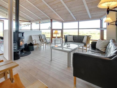 拉科克Holiday Home Alim - 300m from the sea in Western Jutland by Interhome的带沙发和壁炉的客厅