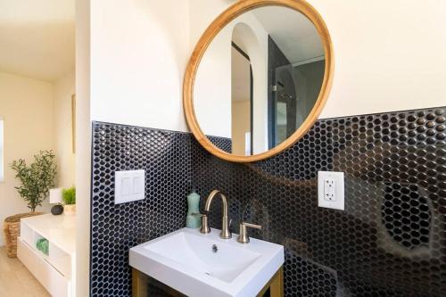 劳德代尔堡The Pastel Home的一间带水槽和镜子的浴室