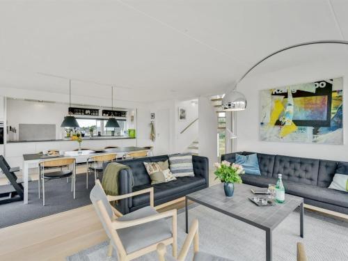 HavnebyHoliday Home Leto - 2km from the sea in Western Jutland by Interhome的带沙发的客厅和用餐室