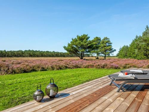 博利尔马克Holiday Home Tea - 2-7km from the sea in Western Jutland by Interhome的木甲板上设有野餐桌和田野