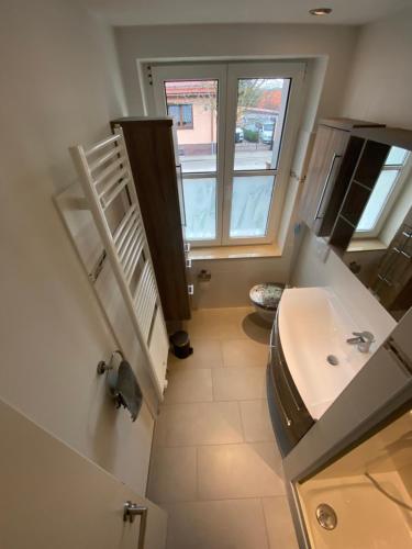爱尔福特Apartment II Am Jakobsweg的一间带水槽和卫生间的浴室以及窗户。