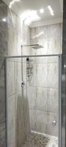 EvanderCheers的浴室里设有玻璃门淋浴