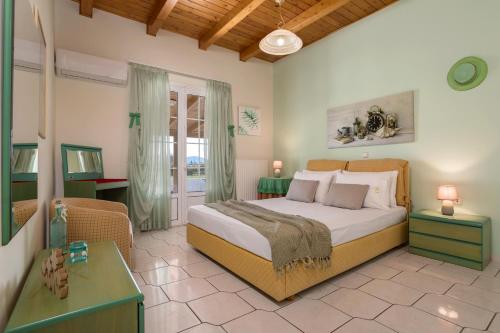 拉加纳斯Ilenia's 3 Bedroom House With Private Pool的一间卧室配有一张床、一张桌子和一个窗户。