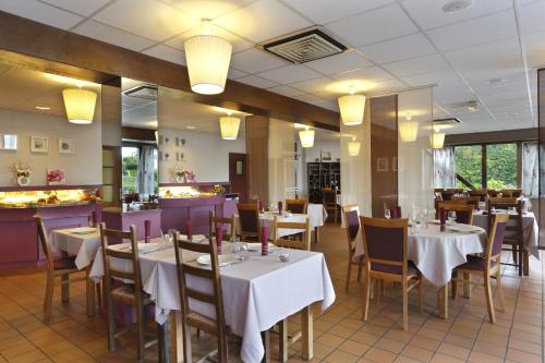 布鲁瓦FastHôtel Blois的一间带桌椅的用餐室和一间酒吧