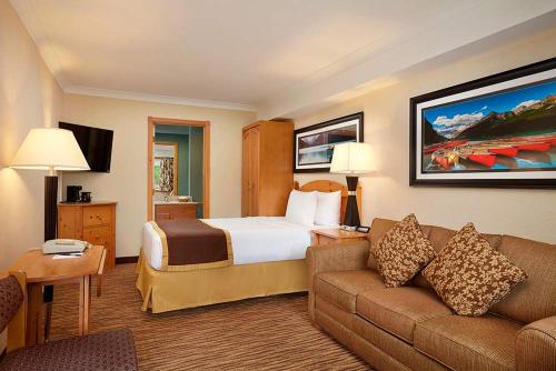 路易斯湖路易斯湖酒店 的酒店客房,配有床和沙发