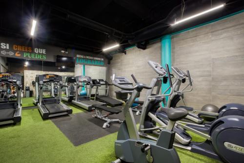 提华纳Eazy Centro by ULIV的健身房设有数台跑步机和有氧运动器材