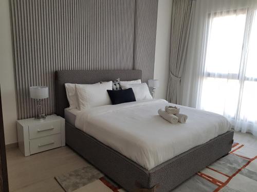迪拜Stylish 1 Bedroom Apartment Near Burj Al Arab (Madinat Jumeirah)的一间卧室,配有一张带两个泰迪熊的床