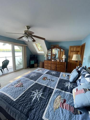 BridgtonTREMONT LIMIT 10 villa的一间卧室配有一张带海星蓝色被子的床