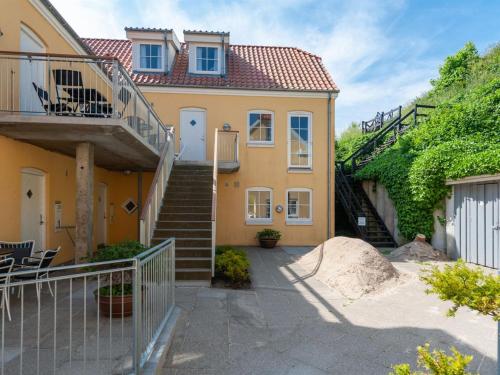 约灵Apartment Cornel - 400m from the sea in NW Jutland by Interhome的黄色房子,有楼梯和楼梯
