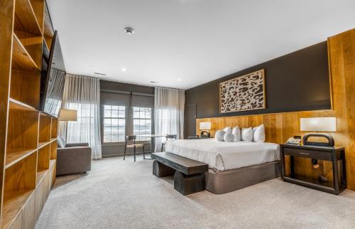 日内瓦湖Geneva National Resort的酒店客房,配有床和电视