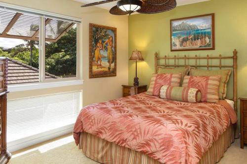 瓦克拉Mauna Lani Palm Villas H-4 Amazing View Corner Unit的一间卧室设有一张床和一个窗口